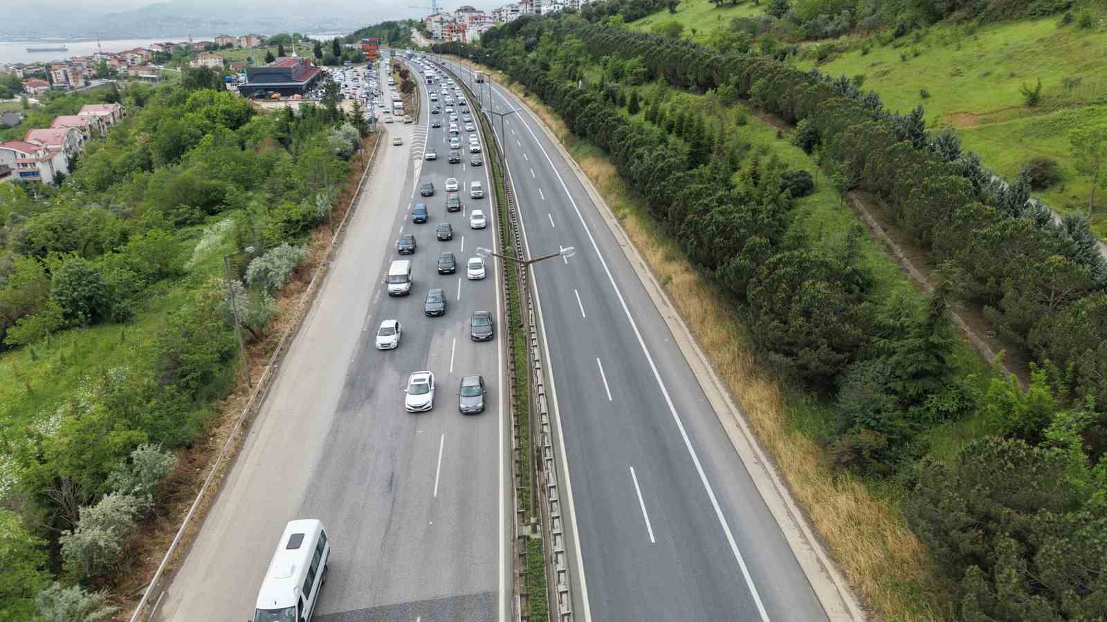 tatilin ikinci gununde temde trafik yogun akici ilerliyor 0