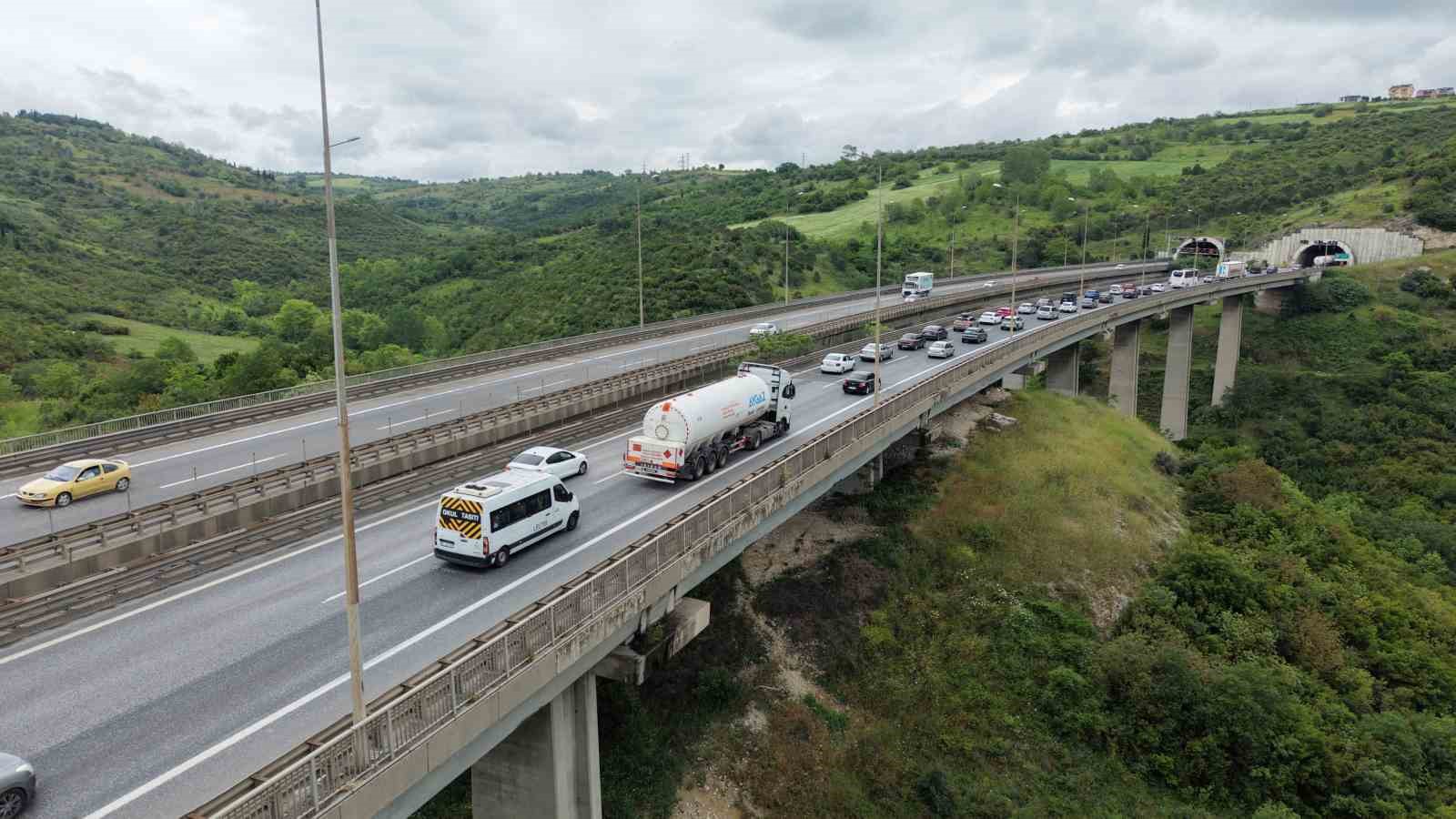 tatilin ikinci gununde temde trafik yogun akici ilerliyor 1 19K8ygwZ