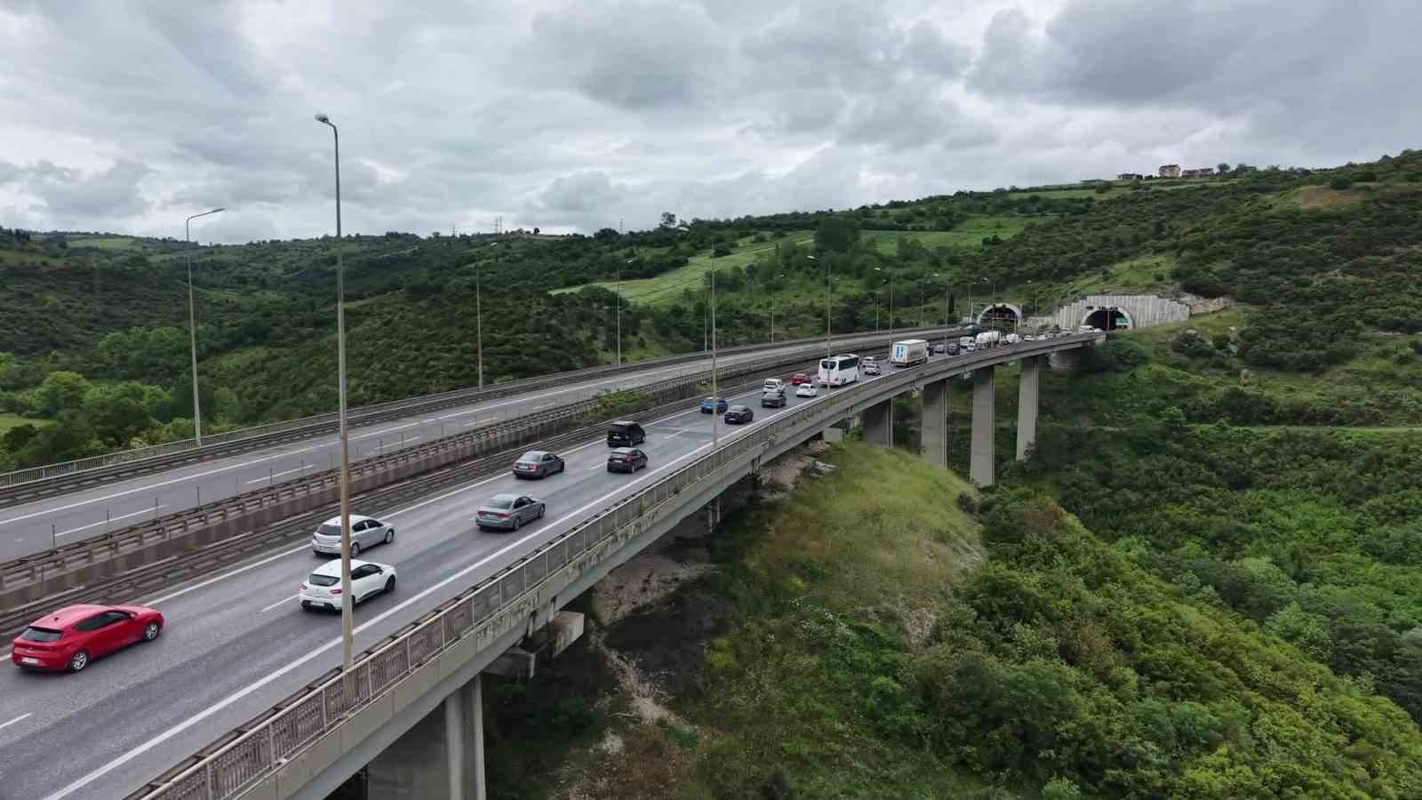 tatilin ikinci gununde temde trafik yogun akici ilerliyor 4