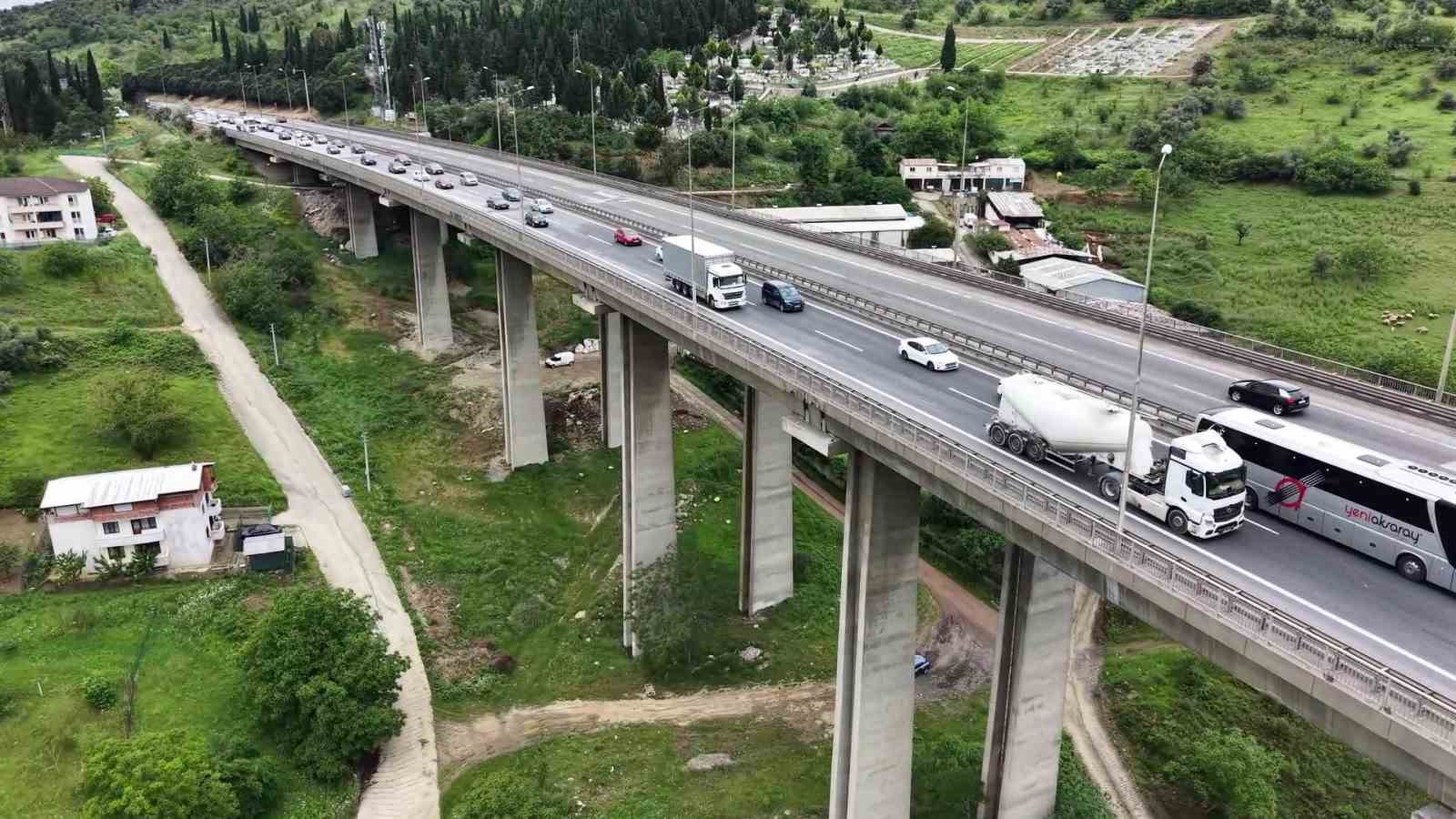 tatilin ikinci gununde temde trafik yogun akici ilerliyor 5 THKgunKb
