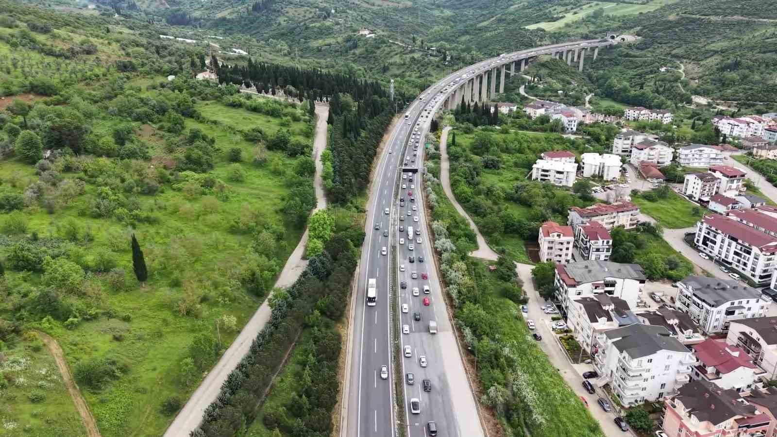 tatilin ikinci gununde temde trafik yogun akici ilerliyor 6 eeQRi951