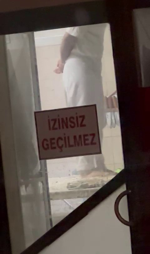 tatli hamurunu ayagiyla cignedi 12