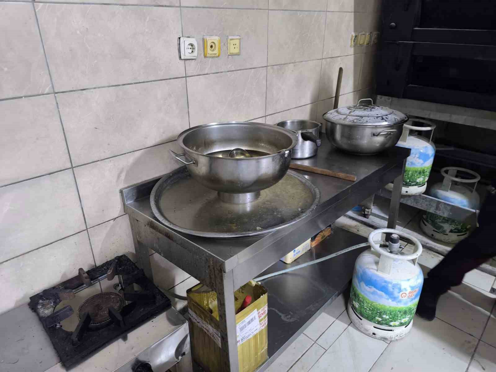tatli hamurunu ayagiyla cignedi 2 zkA89wv1