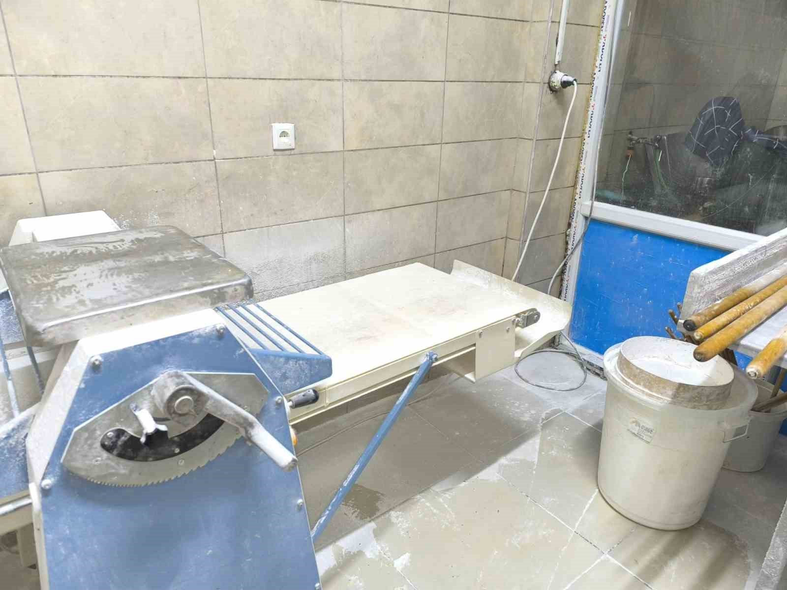 tatli hamurunu ayagiyla cignedi 6 99d1vZ9b