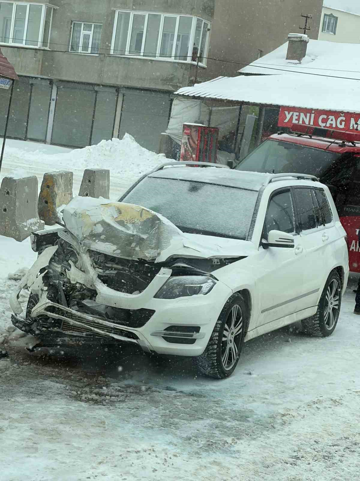 tatvan belediye baskaninin makam araci kaza yapti 0 7uSOPsk4