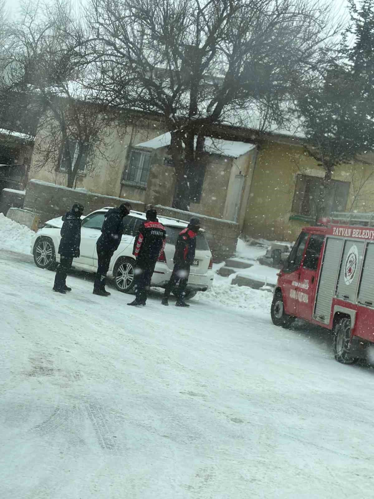 tatvan belediye baskaninin makam araci kaza yapti 1 qhfyJKwf
