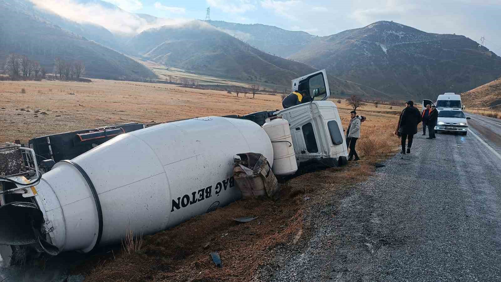 tatvan hizan yolunda beton mikseri sarampole devrildi 1 yarali 0