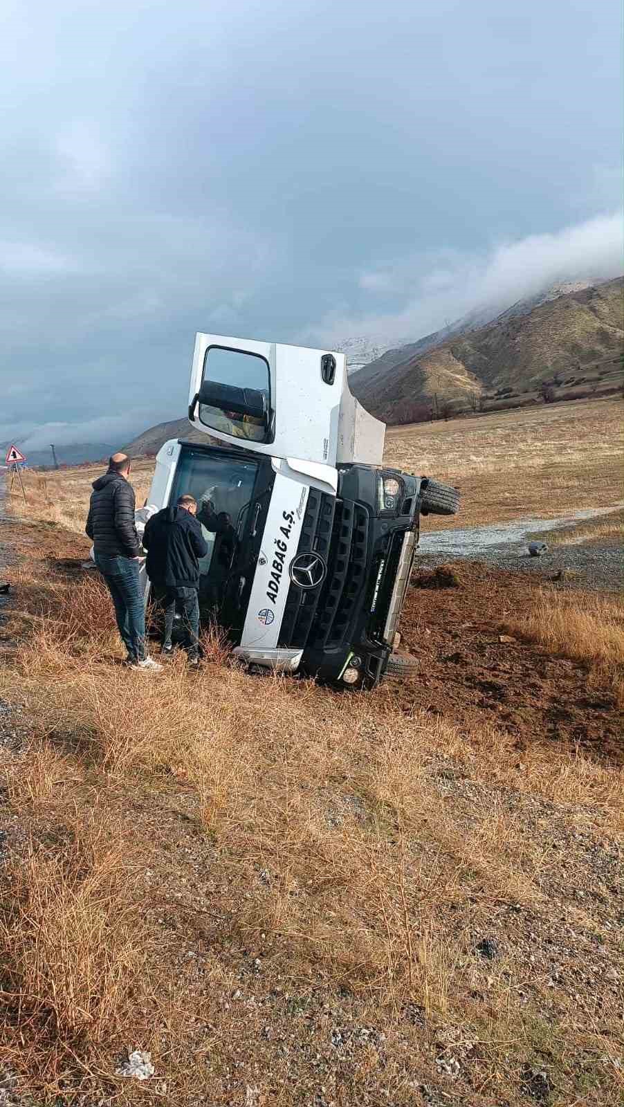 tatvan hizan yolunda beton mikseri sarampole devrildi 1 yarali 1 HHFEZJ4e