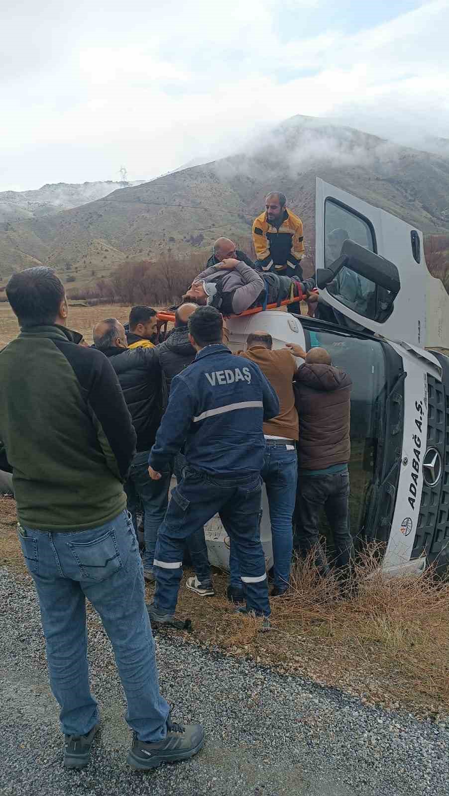 tatvan hizan yolunda beton mikseri sarampole devrildi 1 yarali 2 dNE5N3jM