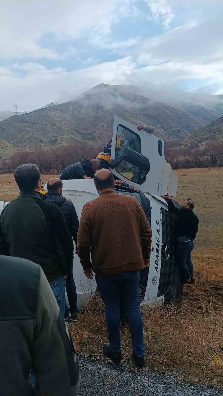 tatvan hizan yolunda beton mikseri sarampole devrildi 1 yarali 3 Mzh85gvw