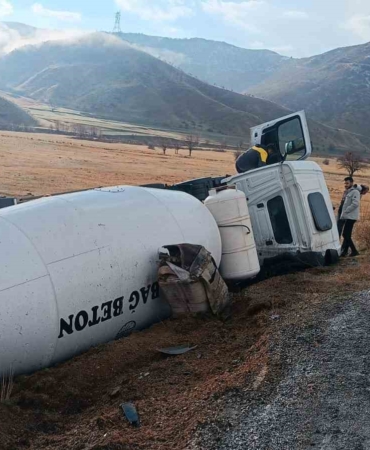 tatvan-hizan-yolunda-beton-mikseri-sarampole-devrildi-1-yarali-q65fAkpQ.jpg