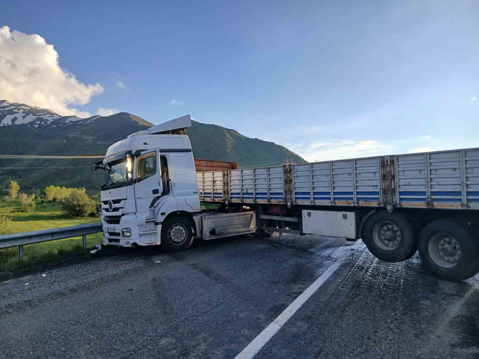 tatvan van karayolunda korkutan kaza 1i agir 6 yarali 2 WTV7XlyE