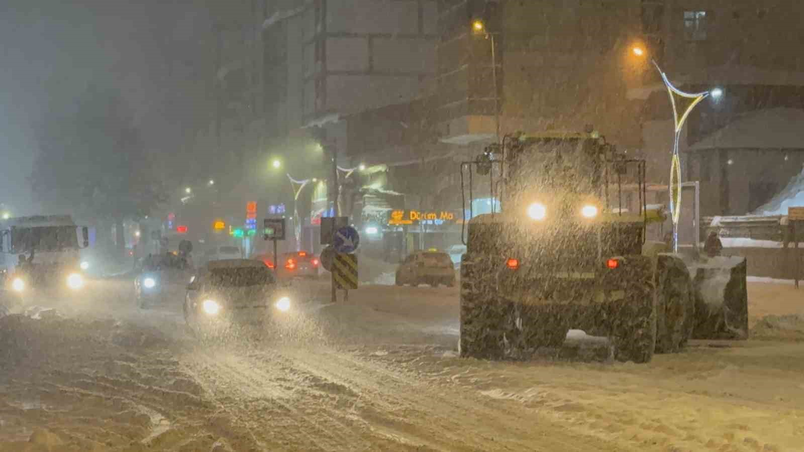 tatvanda 15 koy yolu ulasima kapadi merkezde kar kalinligi 50 santimetreye ulasti 0 hR55tFZd