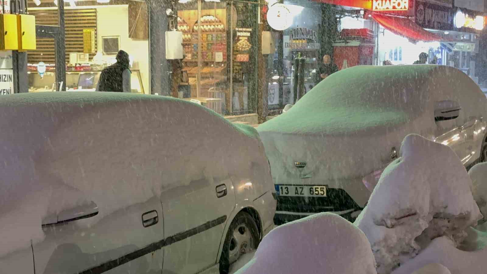 tatvanda 15 koy yolu ulasima kapadi merkezde kar kalinligi 50 santimetreye ulasti 2 rrVLGbQ2