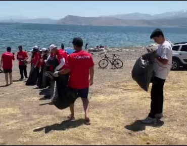 tatvanda-anlamli-15-temmuz-etkinligi-hem-sehitler-anildi-hem-de-van-golu-kiyisi-temizlendi-CF7yHQLl.jpg