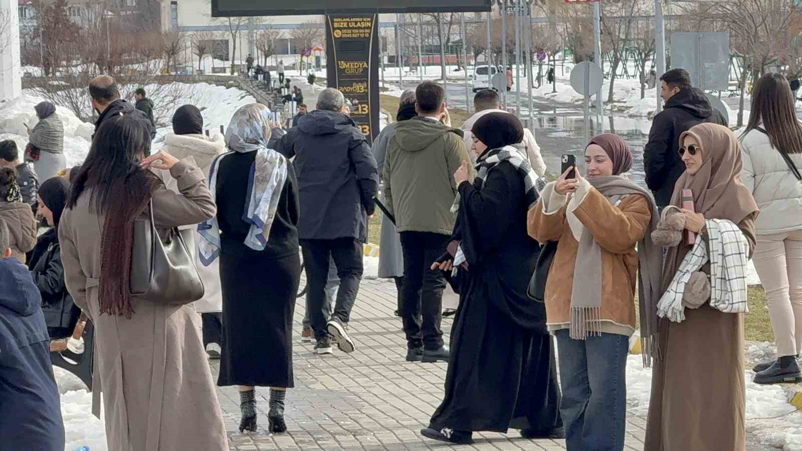 tatvanda bahar havasi van golu sahilinde yogunluk 0 NhyYbzSD