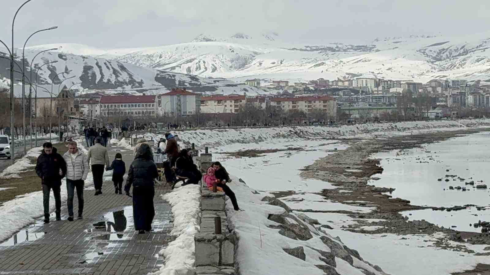 tatvanda bahar havasi van golu sahilinde yogunluk 2 qXYgR9Bc