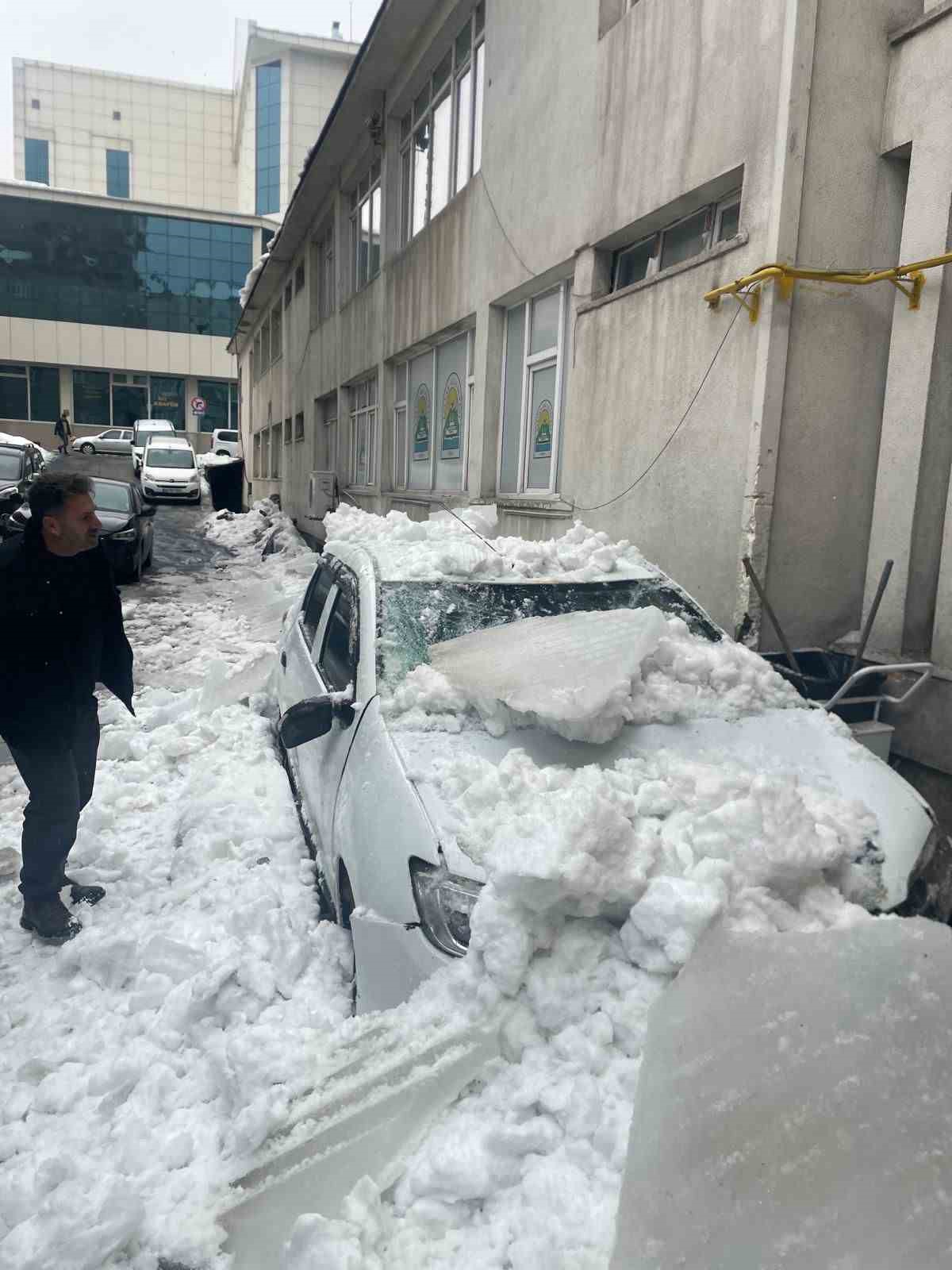tatvanda catidan dusen kar otomobili kullanilamaz hale getirdi 0 BfRrkqTC