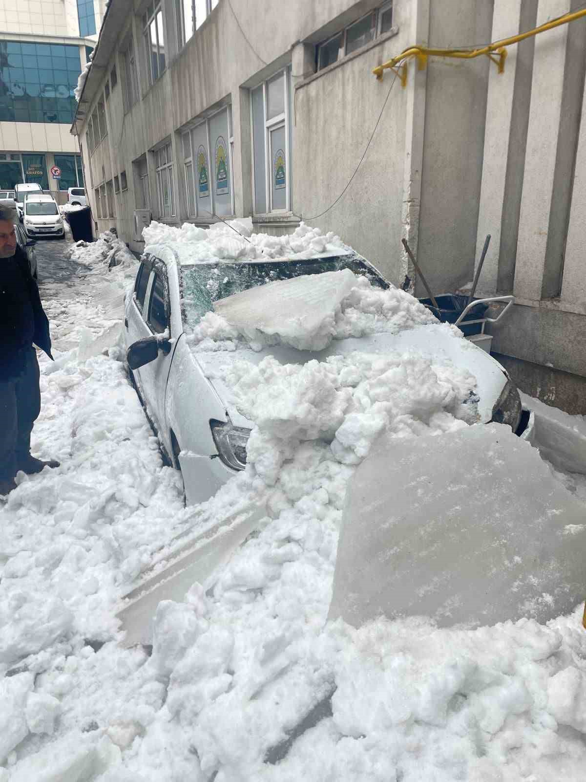 tatvanda catidan dusen kar otomobili kullanilamaz hale getirdi 1 i2DPLSqu