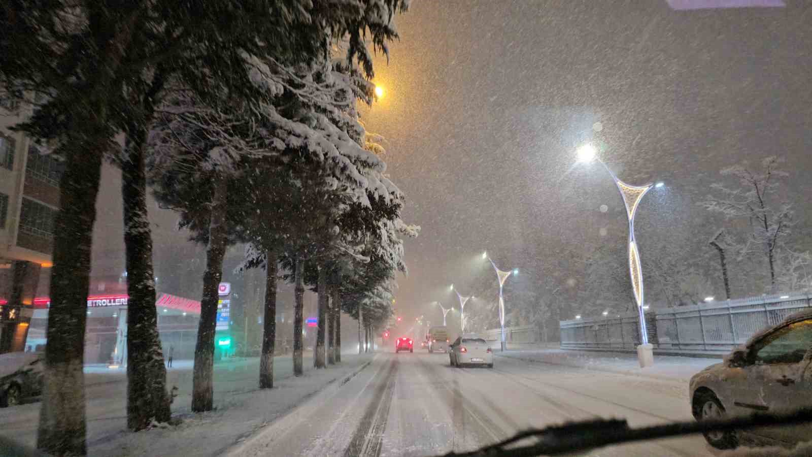 Tatvan’da kar yağışı hayatı olumsuz etkiledi: 40 köy ve 32 mezra yolu kapandı 14 tatvanda kar yagisi hayati olumsuz etkiledi 40 koy ve 32 mezra yolu kapandi 10 EHdWPh9c