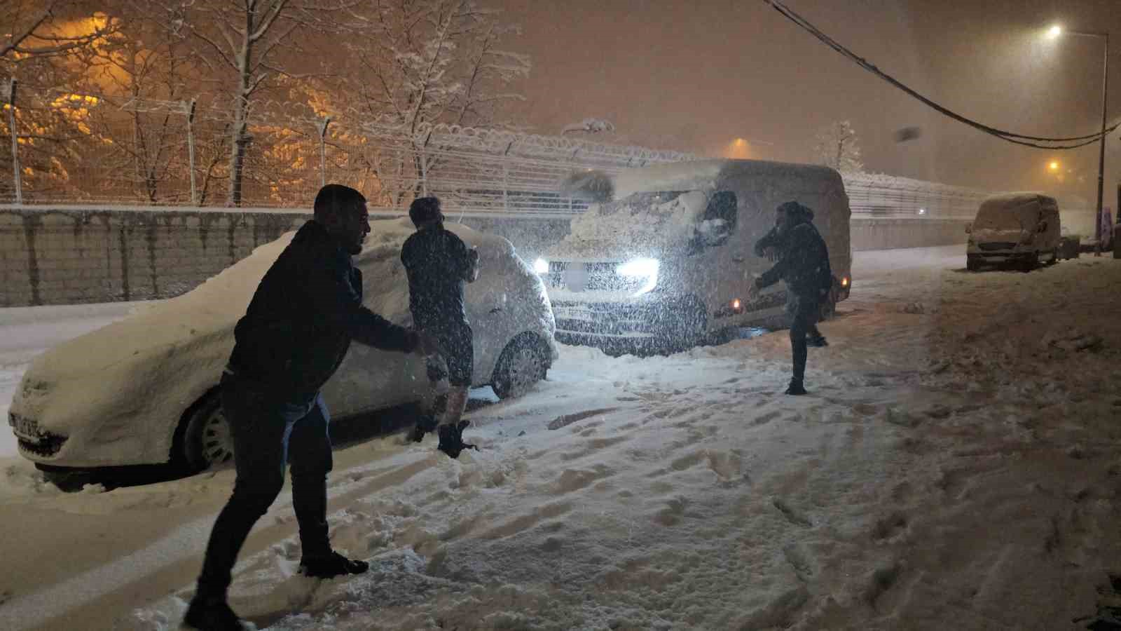 Tatvan’da kar yağışı hayatı olumsuz etkiledi: 40 köy ve 32 mezra yolu kapandı 7 tatvanda kar yagisi hayati olumsuz etkiledi 40 koy ve 32 mezra yolu kapandi 3 z1FLmjVw