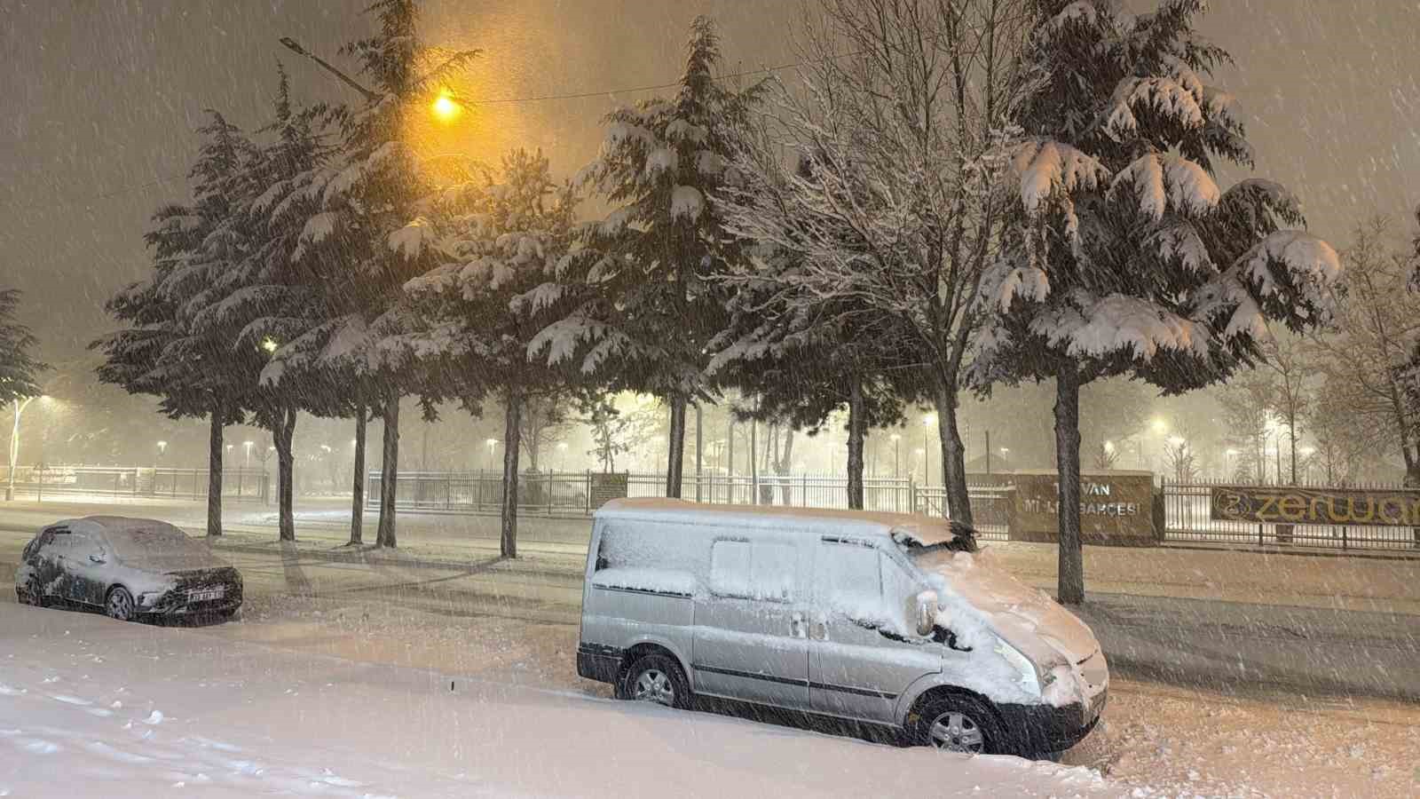 Tatvan’da kar yağışı hayatı olumsuz etkiledi: 40 köy ve 32 mezra yolu kapandı 8 tatvanda kar yagisi hayati olumsuz etkiledi 40 koy ve 32 mezra yolu kapandi 4 9JqYiBK1