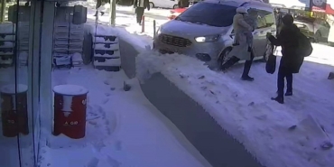 tatvanda-kayan-arac-facianin-esiginden-dondu-jlgaCFqA.jpg