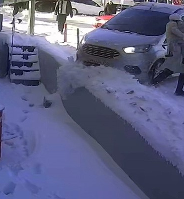 tatvanda-kayan-arac-facianin-esiginden-dondu-jlgaCFqA.jpg