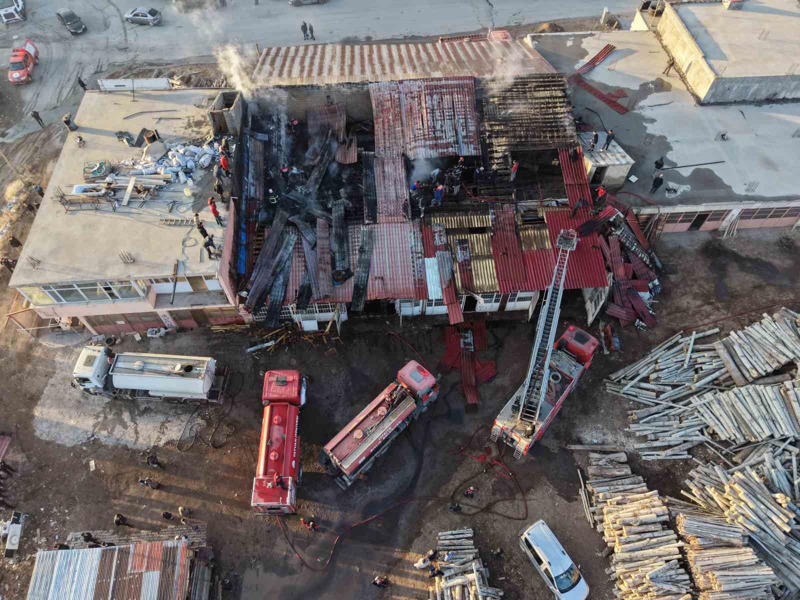 Tatvan’da kereste dükkanında yangın 5 tatvanda kereste dukkaninda yangin 1 AiHlWAwR