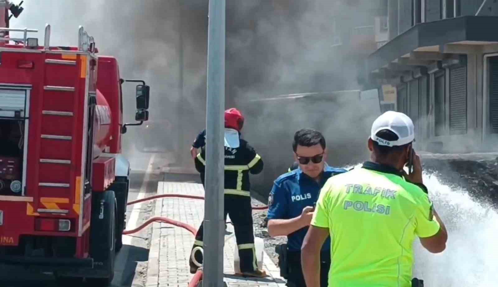 Tatvan’da lastik yangını elektrik hattına sıçradı: Yol trafiğe kapatıldı 4 tatvanda lastik yangini elektrik hattina sicradi yol trafige kapatildi 0 aIsKYPQA