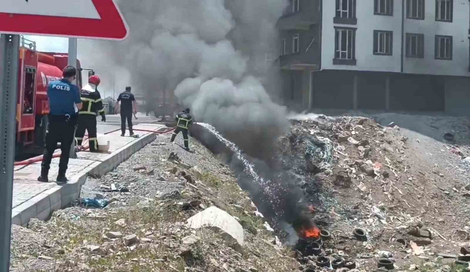 Tatvan’da lastik yangını elektrik hattına sıçradı: Yol trafiğe kapatıldı 5 tatvanda lastik yangini elektrik hattina sicradi yol trafige kapatildi 1 OPZq9qbP