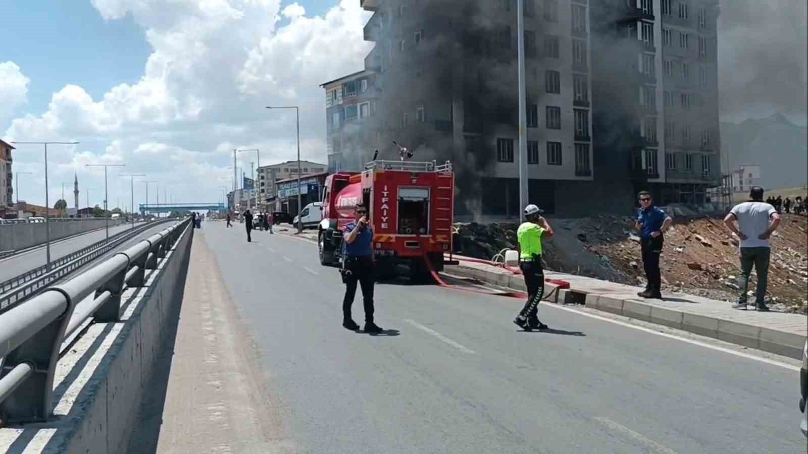 Tatvan’da lastik yangını elektrik hattına sıçradı: Yol trafiğe kapatıldı 6 tatvanda lastik yangini elektrik hattina sicradi yol trafige kapatildi 2 BjpsMUG5