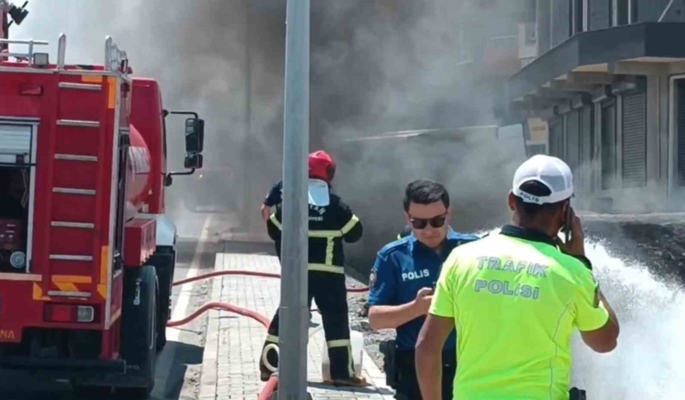 tatvanda-lastik-yangini-elektrik-hattina-sicradi-yol-trafige-kapatildi-65ja8jXA.jpg