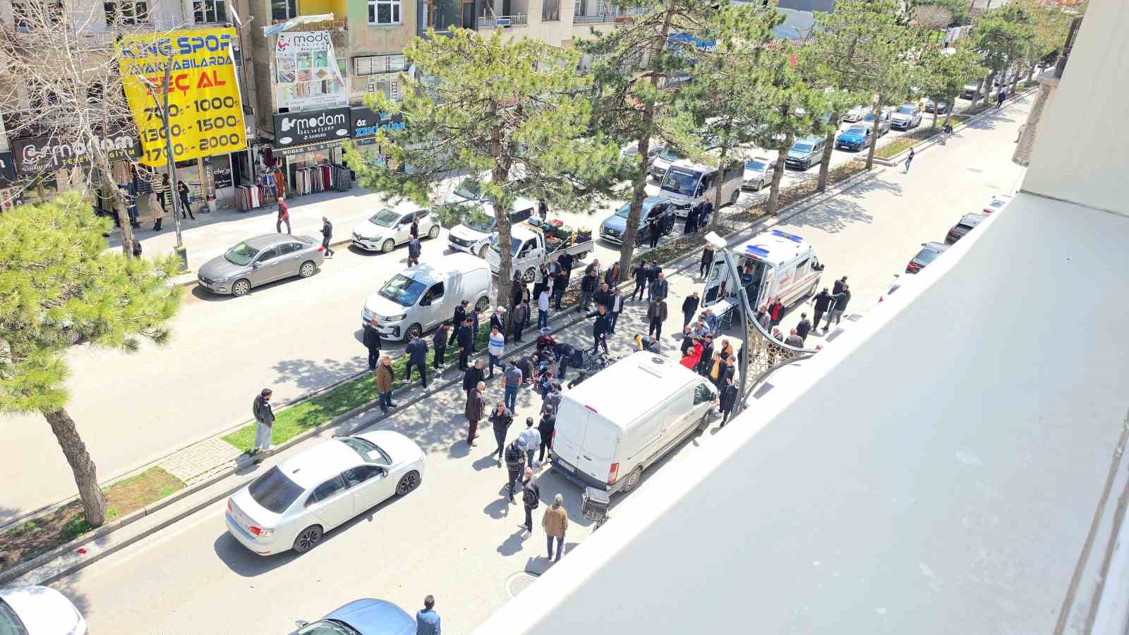 tatvanda motosiklet ile elektrikli bisiklet carpisti 2 yarali 0 ZP7iAzcm