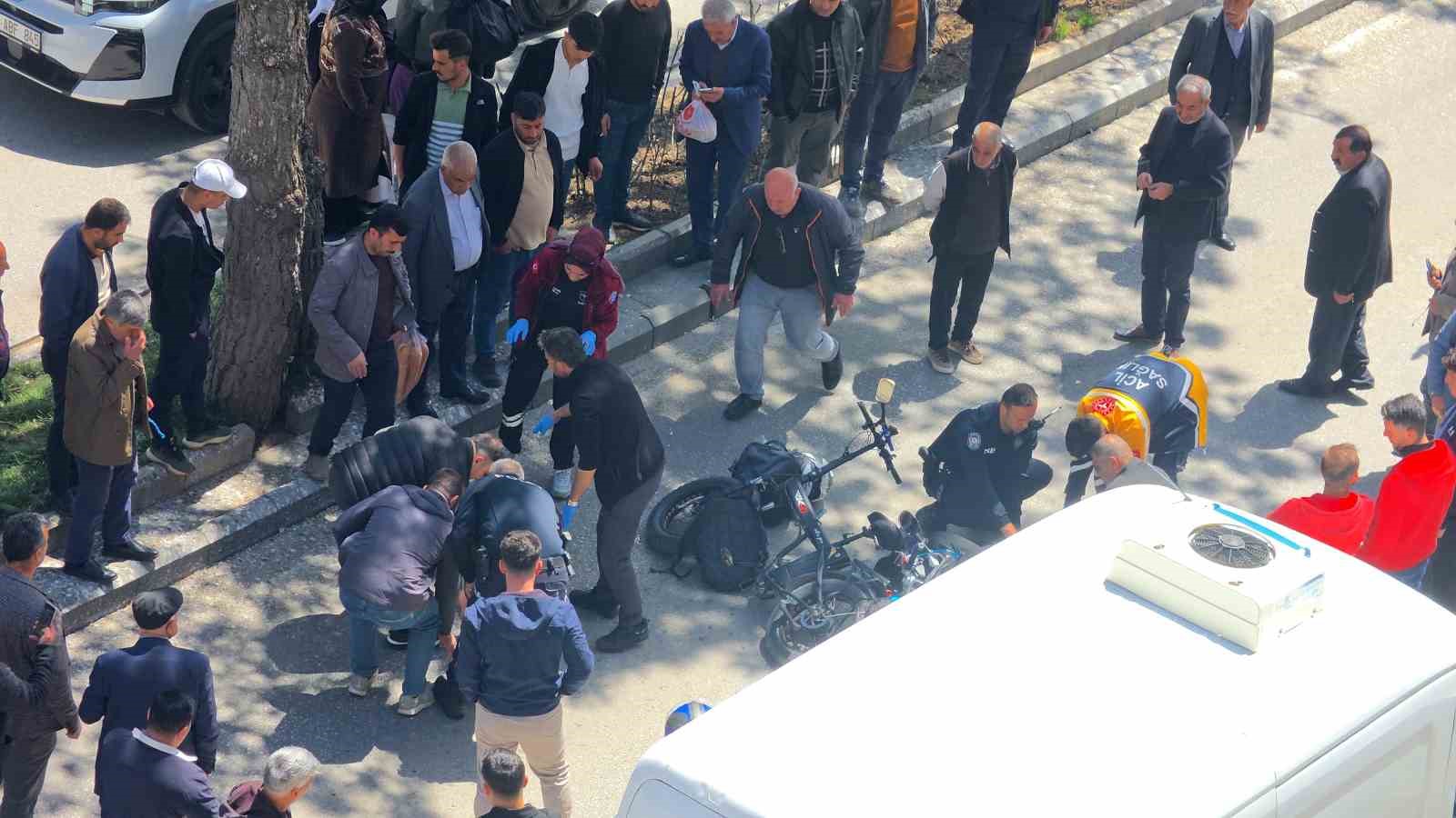 tatvanda motosiklet ile elektrikli bisiklet carpisti 2 yarali 1 UCbOlyi7