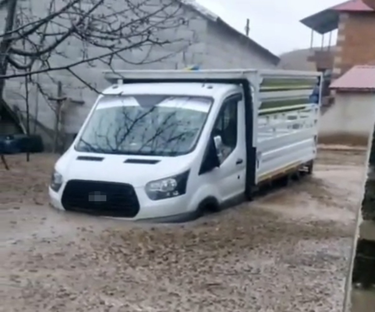 tatvanda sel felaketi araclar ve hayvanlar mahsur kaldi 0