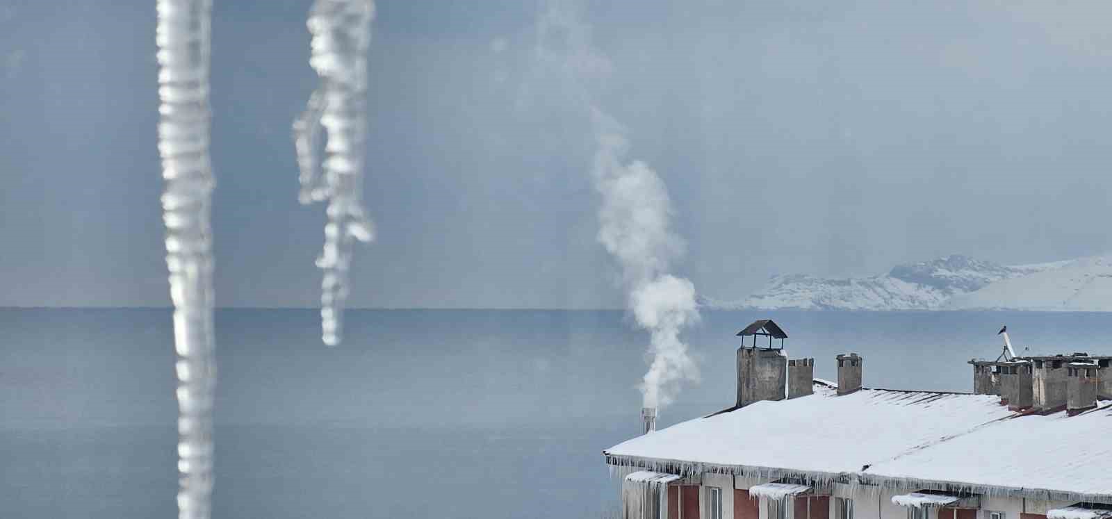 tatvanda sibirya soguklari etkili oluyor catilarda metrelerce buz sarkitlari olustu 1 9XYPWCMM