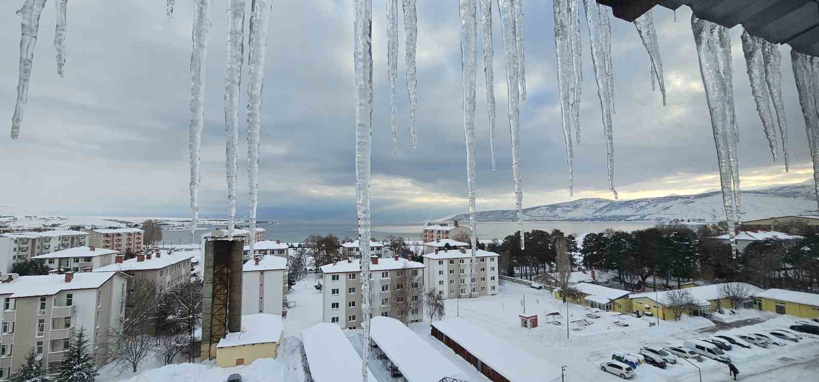 tatvanda sibirya soguklari etkili oluyor catilarda metrelerce buz sarkitlari olustu 2