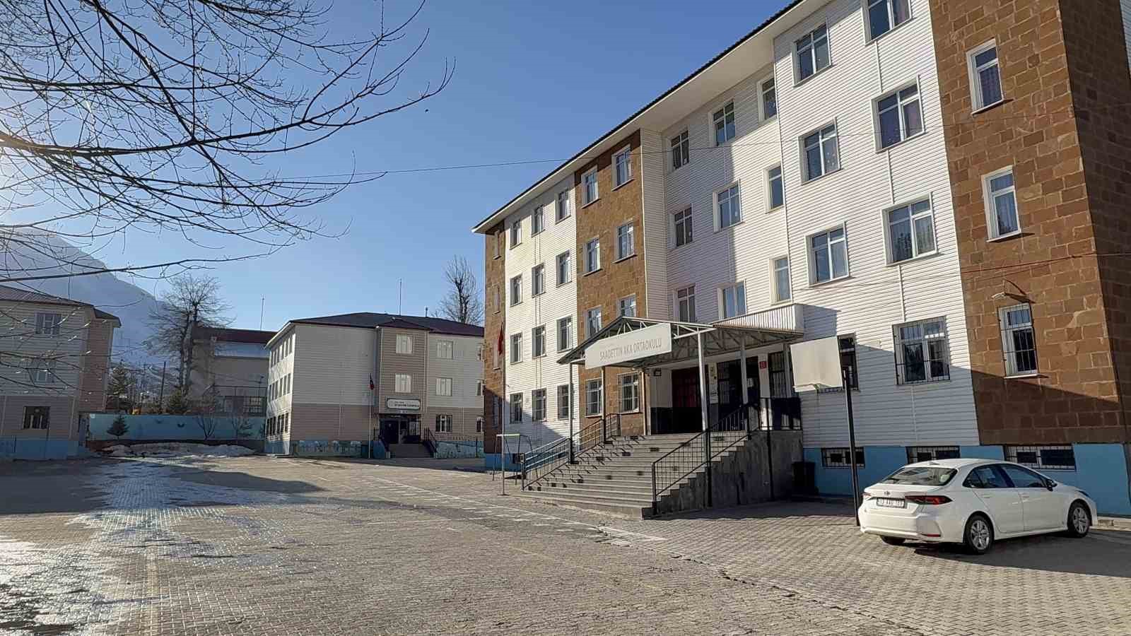 tatvanda velinin ogrenciye siddeti kamerada 0 pfqwBDKM