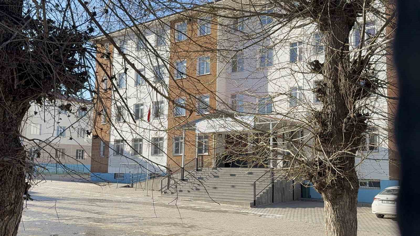 tatvanda velinin ogrenciye siddeti kamerada 1 BWXrWEmb