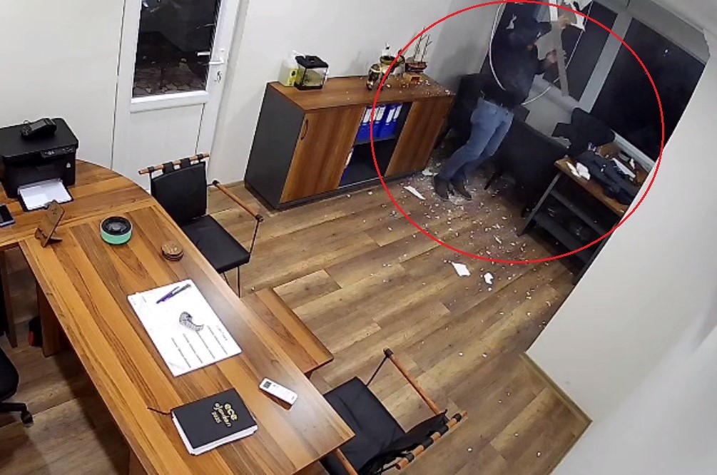tavana basti ofise dustu yara almadan kurtuldu 0 pIrqUHRg