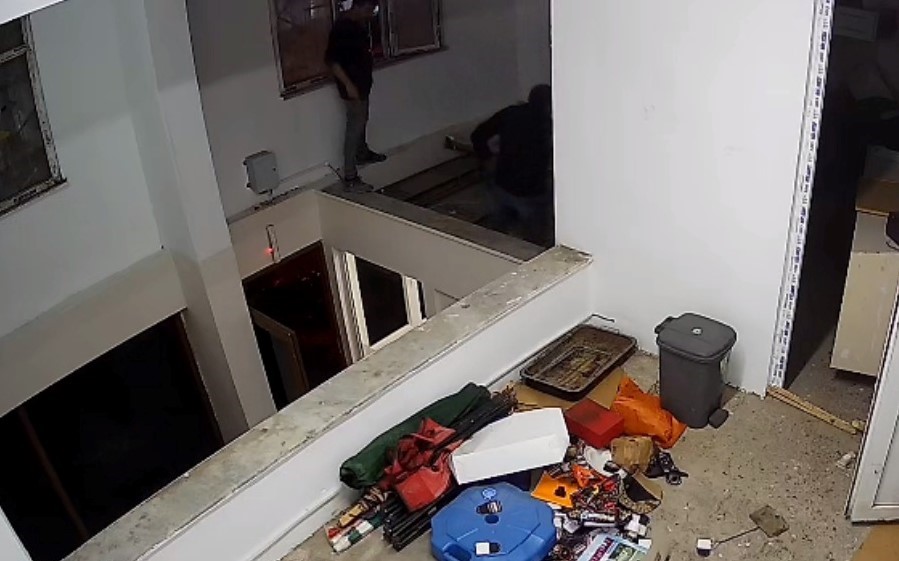 tavana basti ofise dustu yara almadan kurtuldu 2