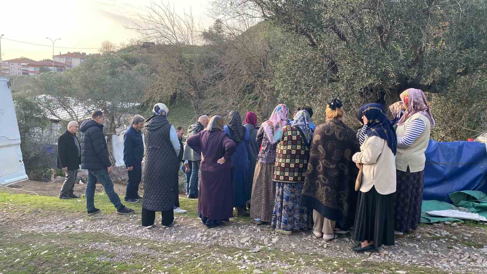 tavuklarina yem vermek icin gittigi bahcede olu bulundu 2 L5jmaSqu