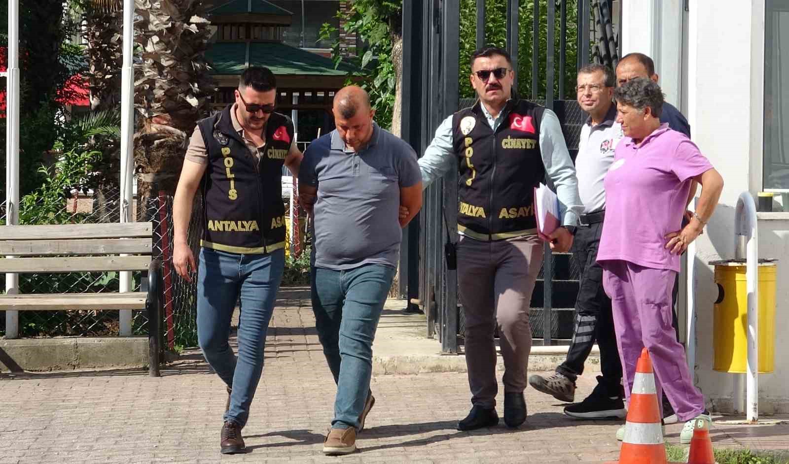 tayin tartismasinda ogretmen esi ve kayinpederini pompali tufekle olduren zanli adliyeye sevk edildi 3 8Y3NzTQ3