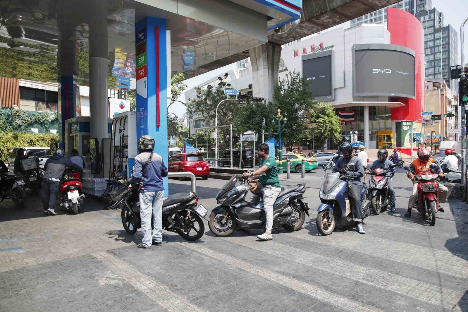 taylandda akaryakit krizi suruculer istasyonlara akin etti 0 VA4IMGhC