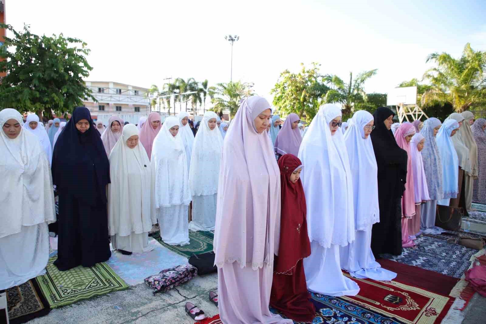Tayland’da binlerce Müslüman Kurban Bayramı namazında bir araya geldi 8 taylandda binlerce musluman kurban bayrami namazinda bir araya geldi 4 CfC3WX6F