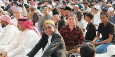 taylandda-muslumanlar-bayram-namazini-eda-etti-GRUrR5id.jpg