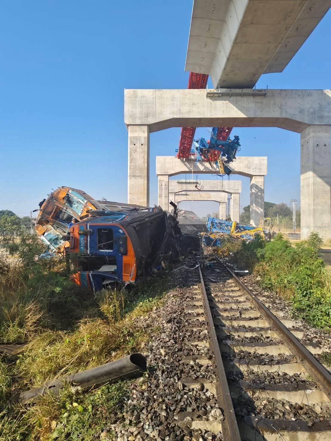 taylandda yolcu treninin uzerine vinc devrildi 22 olu 55 yarali 4 WtTsQtQ1