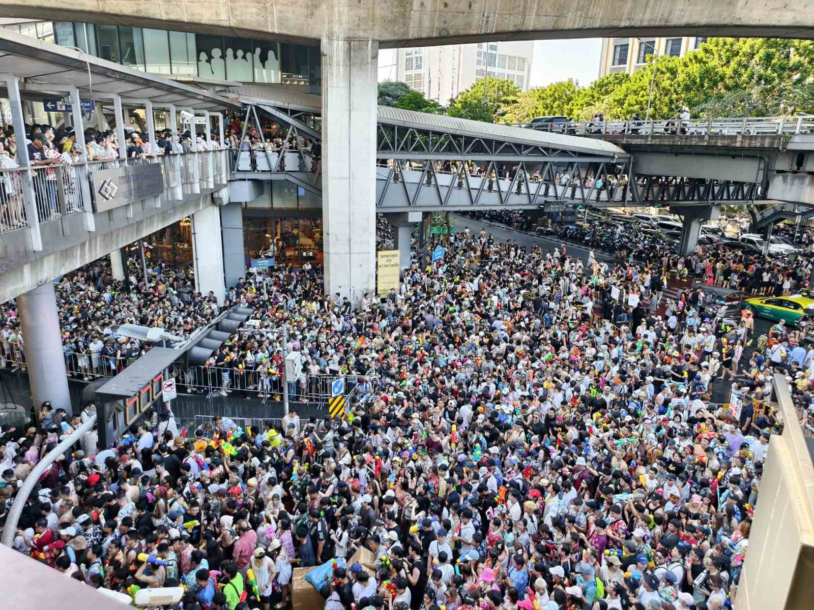 Tayland’ın en büyük bayramı Songkran Su Festivali başladı 6 taylandin en buyuk bayrami songkran su festivali basladi 2 ffMcqDeK