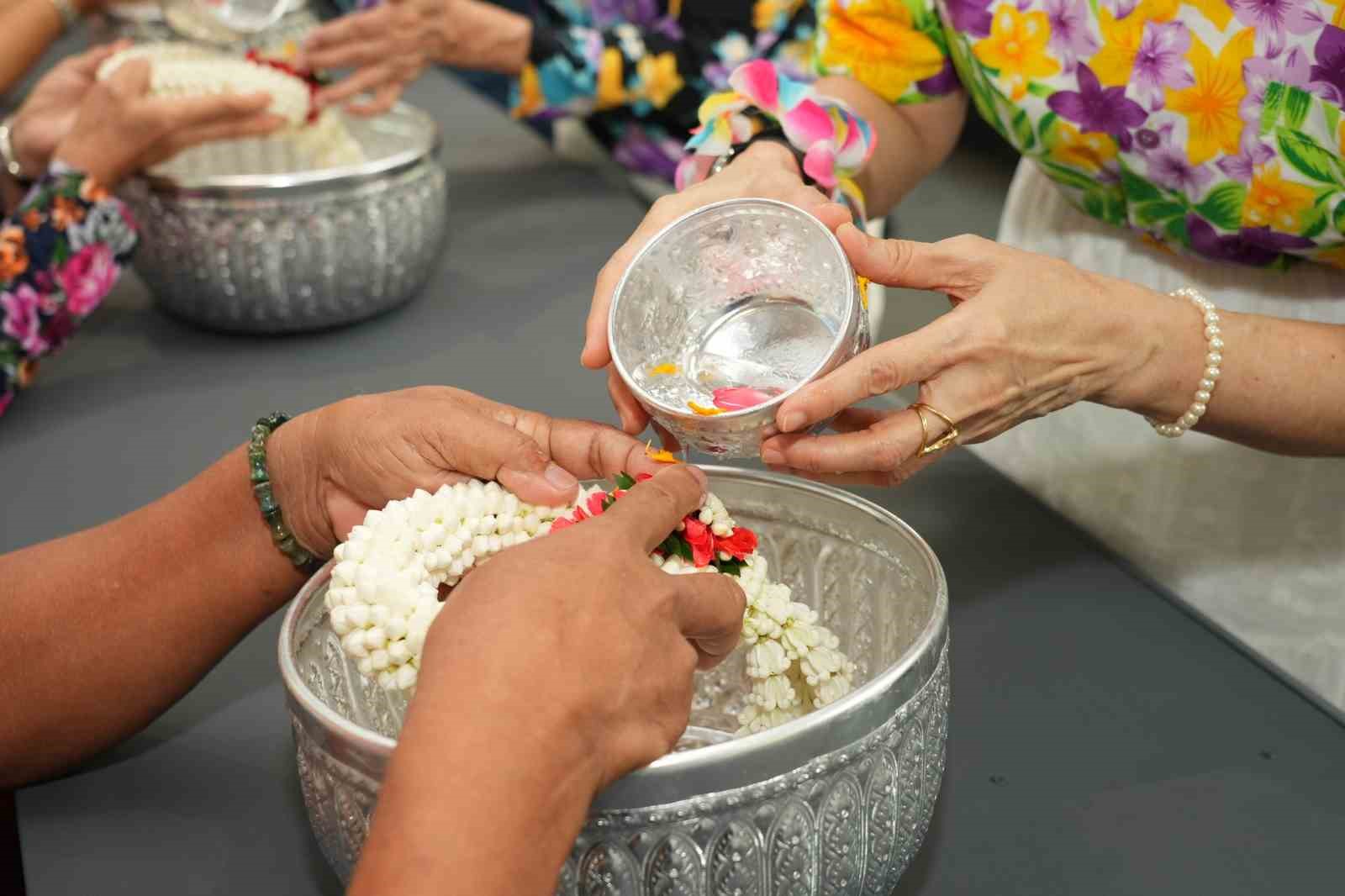 Tayland’ın en büyük bayramı Songkran Su Festivali başladı 7 taylandin en buyuk bayrami songkran su festivali basladi 3 9EAjelOC